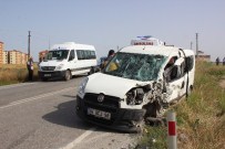İŞÇİ SERVİSİ - İşçi Servisi İle Otomobil Çarpıştı Açıklaması 3 Yaralı