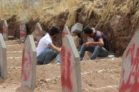 BABALAR GÜNÜ - Katliam Köyünde En Acı Babalar Günü Yaşandı