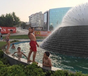Sıcaklık 40 Dereceyi Buldu, Çocuklar Süs Havuzuna Daldı