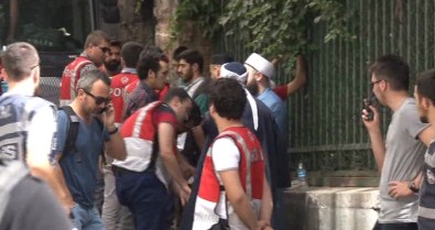 Taksim'de LGBTİ Gerginliği Açıklaması 15 Gözaltı