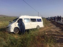 GAZLıGÖL - Afyonkarahisar'da Trafik Kazası Açıklaması 1 Ölü, 13 Yaralı