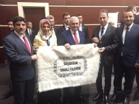 GENİŞLETİLMİŞ İL BAŞKANLARI TOPLANTISI - Çalapkulu, Başbakan Yıldırım'a Siirt Tiftik Battaniyesi Hediye Etti