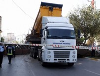 KAMYON DAMPERİ - Damperi açılan kamyon üst geçidi yıktı