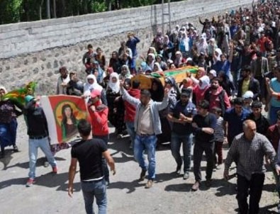 HDP'li vekil yine terörist cenazesinde!