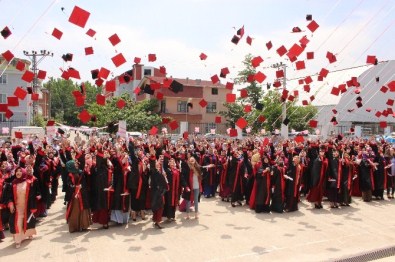 Lise Öğrencilerinin Mezuniyet Sevinci