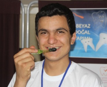 Liseli Öğrencilerden Organik Diş Macunu