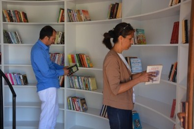 Manavgat'ta 'Kitap Kafe'ye' Şiir Dinletili Açılış