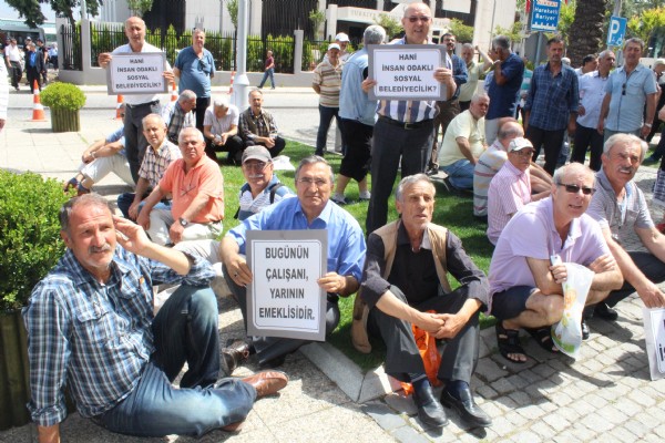 Emeklilerden Kocaoğlu'na kırmızı kart