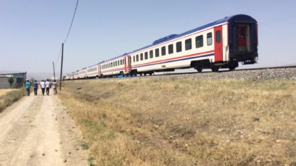 Elazığ'da tren minibüse çarptı: 9 ölü