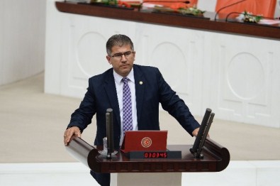 CHP'de İşten Atılan Sekretere Öztürk'ten Destek