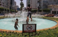 ELEKTRİK KABLOSU - Çocuklar Süs Havuzunda Yüzdü, Asfaltta Güneşlendi