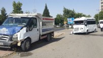 YOLCU MİNİBÜSÜ - Kamyonet İle Yolcu Minibüsü Çarpıştı