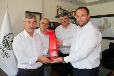 Kırmızı Dipli Mumla Güreş Daveti