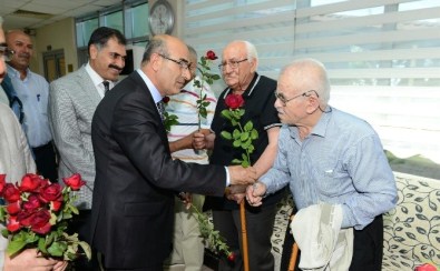 Vali Demirtaş'tan Huzurevi Sakinlerine 'Babalar Günü' Ziyareti