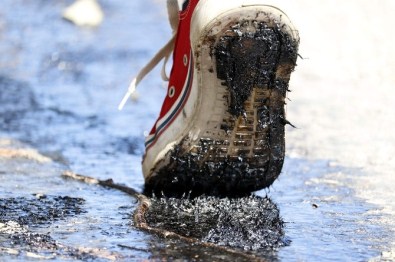 Antalya'da 45 Derecelik Sıcak Hava Asfalt Eritti