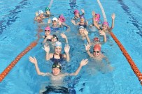 SADIK AHMET - Bursa'da Minikler Havuzlara Akın Etti