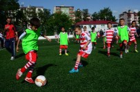 FUTBOL OKULU - Geleceğin Futbol Yıldızları Yaz Tatilini Sahada Ter Dökerek Geçiriyor