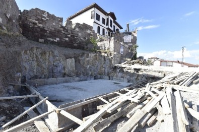 Kale Önü'nde Tarihe Uygun, Görkemli Meydan