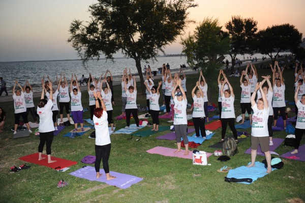 Karşıyaka'da önce yoga sonra iftar