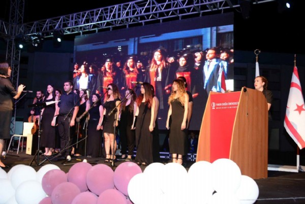 Eğitim Fakültesi öğrencilerinin mezuniyet şöleni