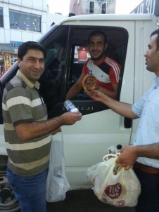 Akpartili Gençler, İftara Yetişemeyenlerin Yardımına Koşuyor