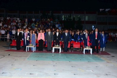 Eğitim Fakültesi öğrencilerinin mezuniyet şöleni