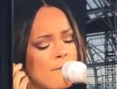 Rihanna konserinde ağladı