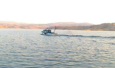 Tekne İle Kaçak Avlanan 2 Kişi Yakalandı