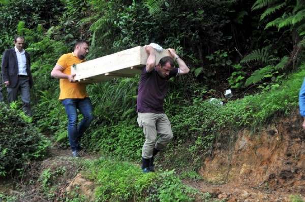 Rize'de zorlu cenaze yolculuğu