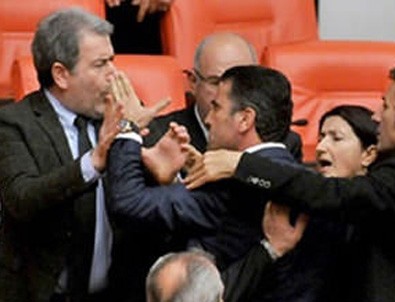 Meclis'te yumruklu kavga! HDP'li vekiller terör estirdi