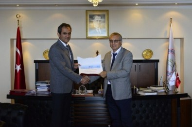 Rektör Özer Mezuniyet Törenleri Düzenleme Komitesi'ne Teşekkür Etti