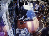 KADIN SÜRÜCÜ - Ters Yönde Fren Yerine Gaza Basınca İşyerine Daldı