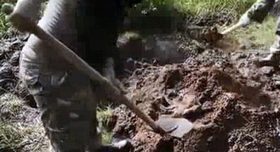Ukraynalı askerler Rus ayrılıkçıyı diri diri gömdü