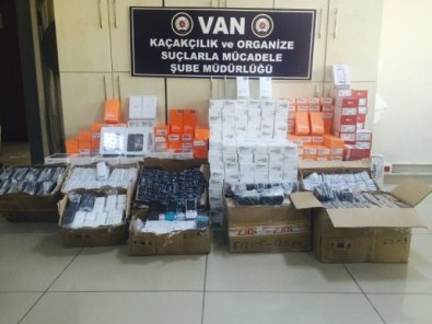 Van'da 2 Bin 358 Adet Kaçak Cep Telefonu Ele Geçirildi