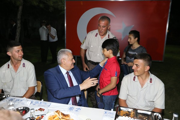 Başbakan Yıldırım, Temelli Jandarma Karakolu'nda iftar yaptı