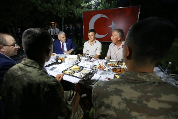Başbakan Yıldırım, Temelli Jandarma Karakolu'nda iftar yaptı