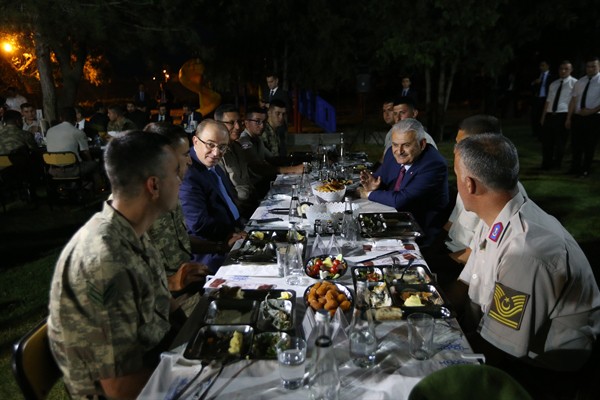 Başbakan Yıldırım, Temelli Jandarma Karakolu'nda iftar yaptı