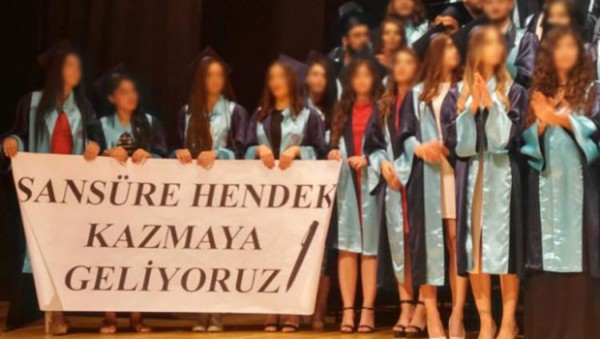 Mezuniyette açılan pankarta inceleme