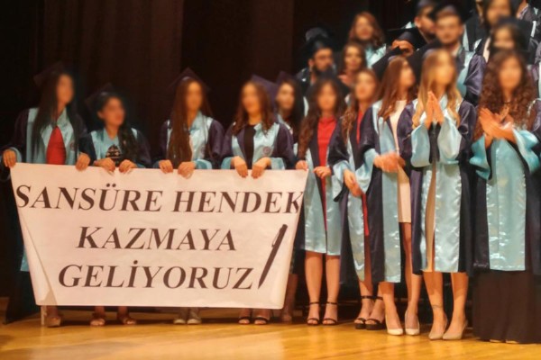 Ege Üniversitesi mezuniyetinde 'hendek' pankartı