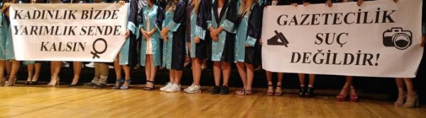 Ege Üniversitesi mezuniyetinde 'hendek' pankartı