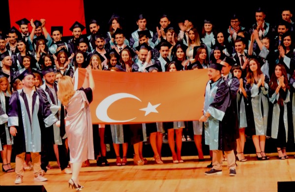 'Hendek' pankartına bayraklı cevap