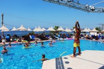 Bodrum'da 45 Derecelik Havada Turistler Buzlu Havuzda Serinledi