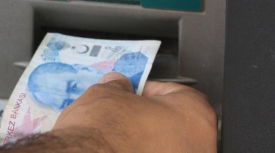Çektiği 10 Bin Lirayı ATM'de Unuttu