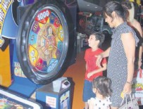 DEMET AKALIN - Demet Akalın kızıyla çocuk oldu