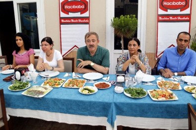 Eş Başkanlar Mutlu Ve Türk, Muhtarlarla İftar Sofrasında Buluştu