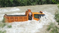ÇORUH - Kamyon Hafriyat Boşaltırken Nehre Düştü