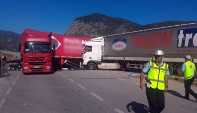 Kargı'da İki Tır Çarpıştı Açıklaması 5 Yaralı