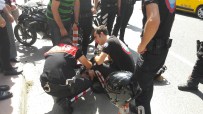 OKMEYDANı - Motosiklet Polis Aracına Çarptı Açıklaması 1 Yaralı