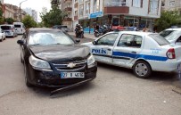 Otomobil İle Polis Aracı Çarpıştı Açıklaması 1'İ Polis, 2 Yaralı