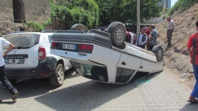 Otomobil Takla Attı, 2 Kişi Yaralandı